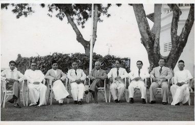 Our past CEO, Goh Theng Kok (2nd from Right) with customers from Burma. 1950s.